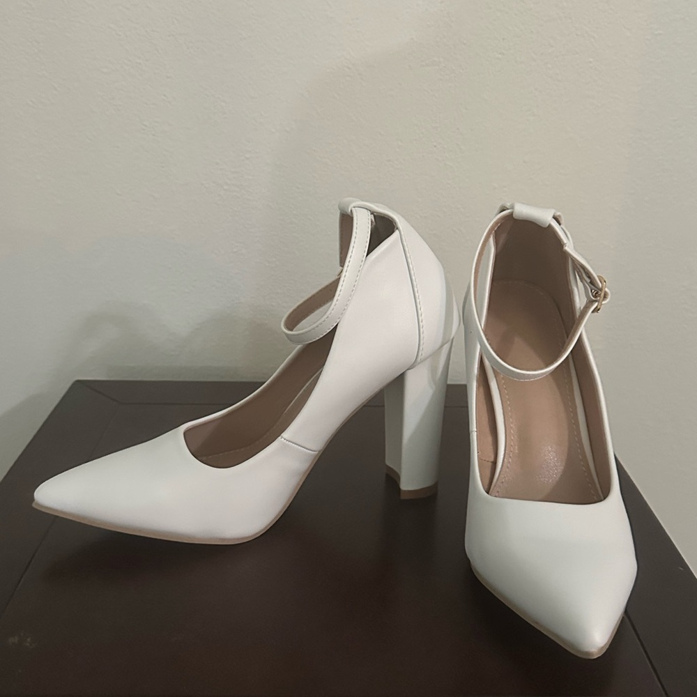 NWOT White Pointed Toe Block Style Heels Size 7
Box included